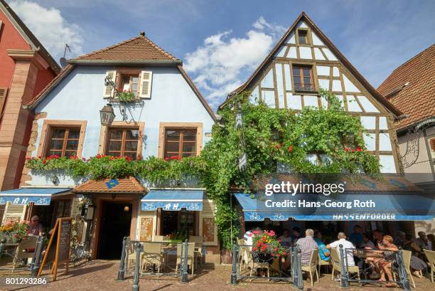 restaurant hassenforder in the rue du géneral de gaulle - kaysersberg - fotografias e filmes do acervo