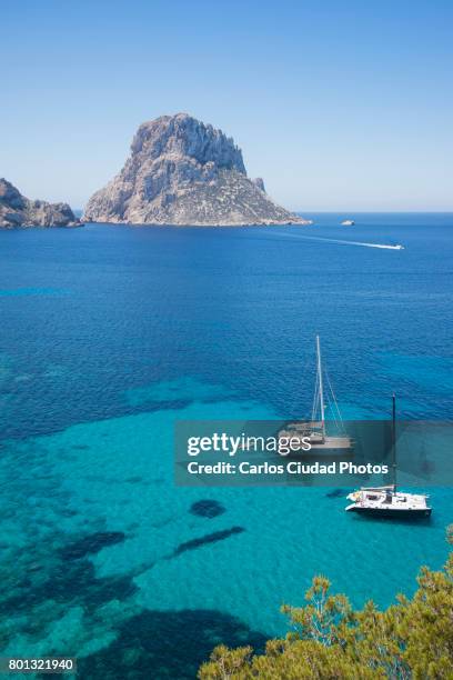 sailboats in front of es vedra island, ibiza, spain - views of ibiza fotografías e imágenes de stock