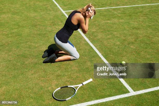tennis player falls to her kness on court - athlete defeat stock pictures, royalty-free photos & images