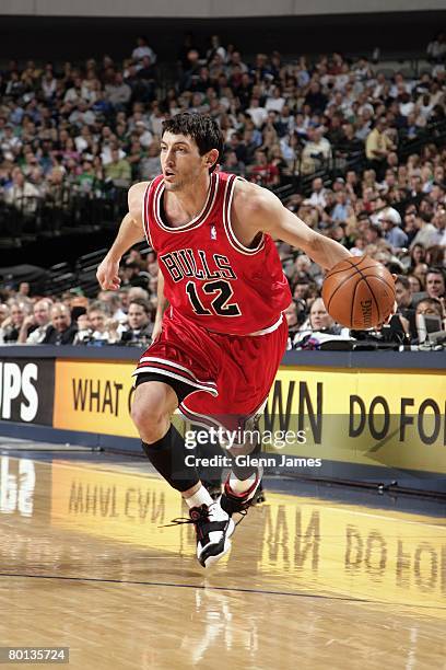 Kirk Hinrich of the Chicago Bulls dribbles against the Dallas Mavericks at the American Airlines Center on February 25, 2008 in Dallas, Texas. The...