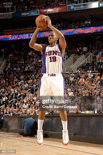 Raja Bell of the Phoenix Suns shoots during the game against the Washington Wizards on February 10, 2008 at US Airways Center in Phoenix, Arizona....