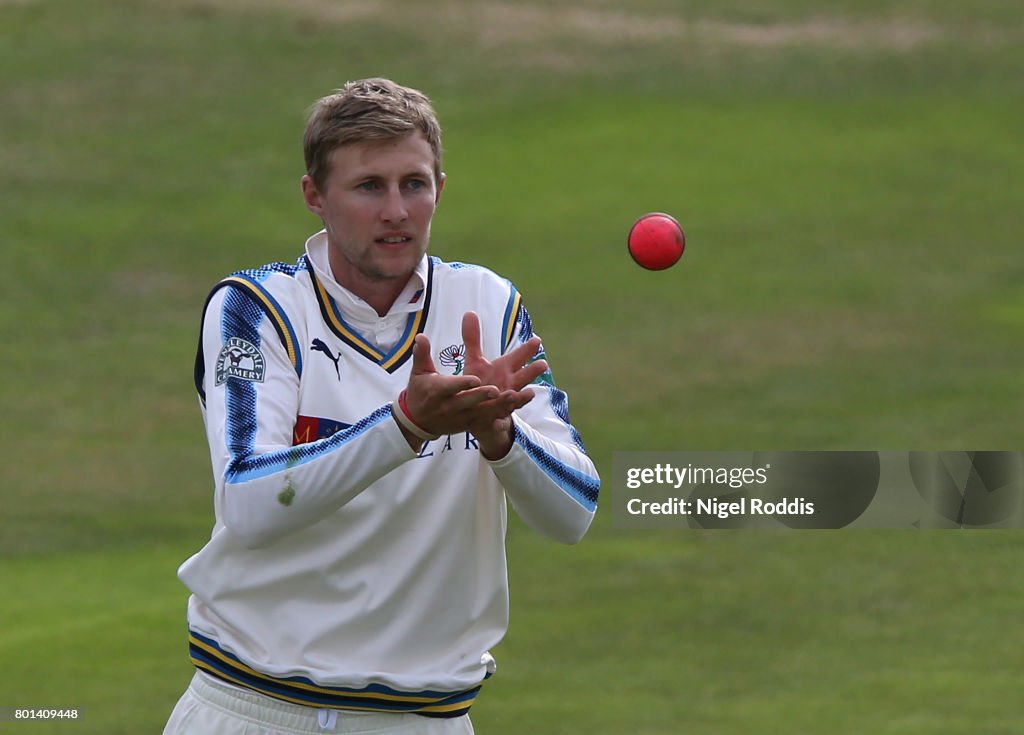 Yorkshire v Surrey - Specsavers County Championship: Division One
