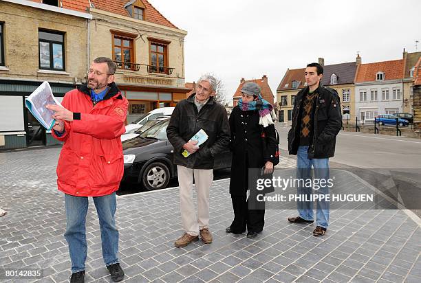 Le vice-pr?sident du syndicat d'initiatives de Bergues, Jacques Martel , montre des photos du tournage du film de Dany Boon "Bienvenue chez les...