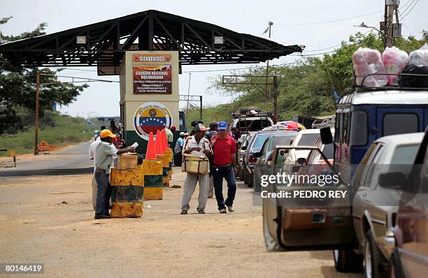 Line of cars waits to cross the Venezuelan-Colombian border post, in Paraguachon, in the Venezuelan state of Maracaibo, on March 6, 2008. Venezuela...