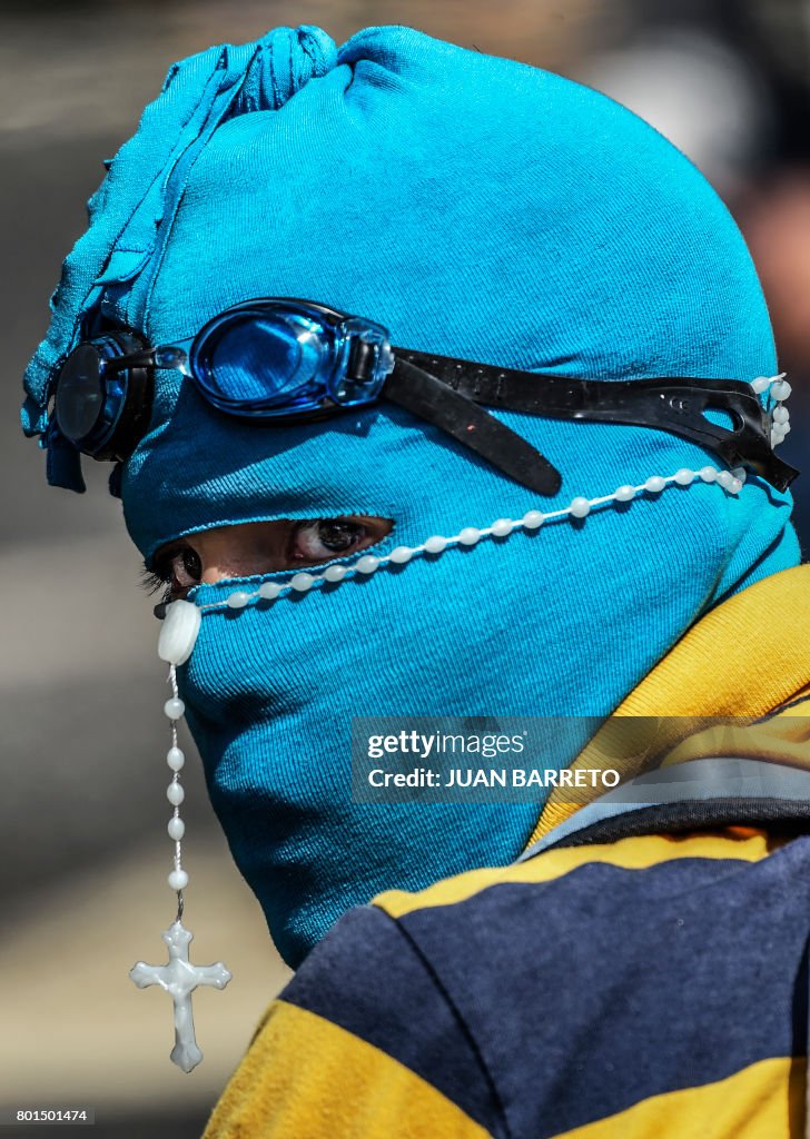 TOPSHOT-VENEZUELA-CRISIS-OPPOSITION-PROTEST