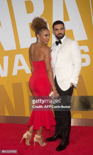 Rosalyn Gold-Onwude and Drake arrive at the NBA Awards at Basketball City on June 26, 2017 in New York. / AFP PHOTO / Bryan R. Smith