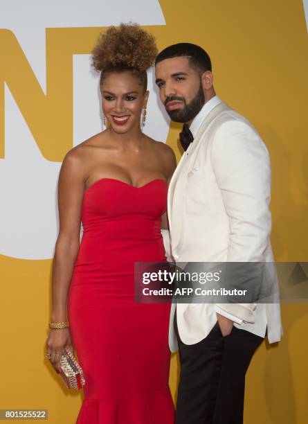 Rosalyn Gold-Onwude and Drake arrive at the NBA Awards at Basketball City on June 26, 2017 in New York. / AFP PHOTO / Bryan R. Smith