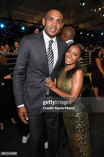 Former NBA player Grant Hill and actress Jada Pinkett Smith pose for a photo during the 2017 NBA Awards Live on TNT on June 26, 2017 in New York, New...