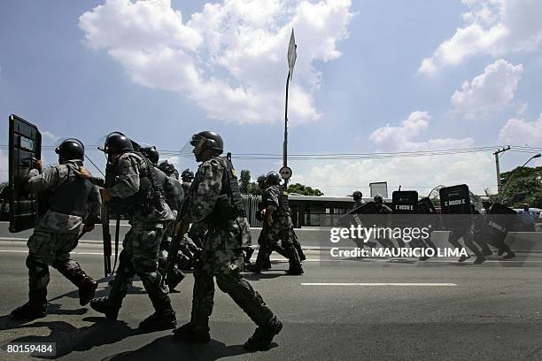Move Member Riot Mboi Mirim Photos and Premium High Res Pictures - Getty Images