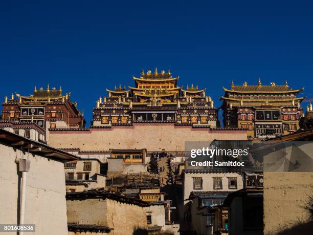 songzanlin temple also known as the ganden sumtseling monastery, is a tibetan buddhist monastery in zhongdian city( shangri-la), yunnan province, china - songzanlin monastery - fotografias e filmes do acervo