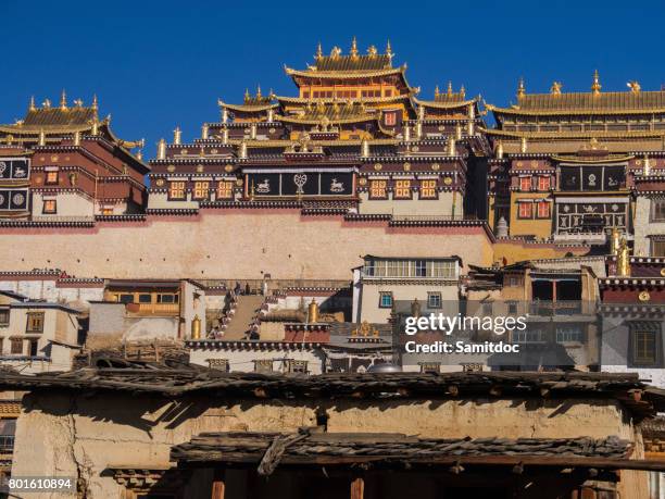 songzanlin temple also known as the ganden sumtseling monastery, is a tibetan buddhist monastery in zhongdian city( shangri-la), yunnan province, china - songzanlin monastery stock pictures, royalty-free photos & images
