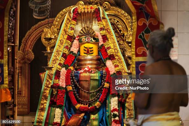 100 Shivalingam Photos and Premium High Res Pictures - Getty Images