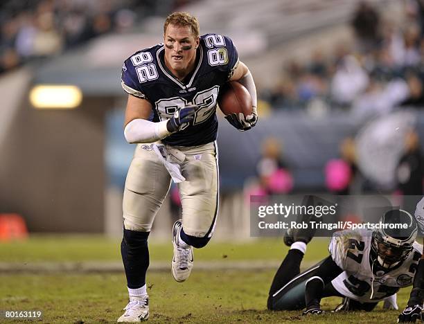 Jason Witten of the Dallas Cowboys runs with the ball without his helmet against the Philadelphia Eagles at Lincoln Financial Field on November 4,...