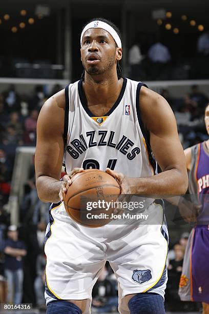 Jason Collins of the Memphis Grizzlies prepares to make a shot during the NBA game against the Phoenix Suns on February 26, 2008 at FedExForum in...