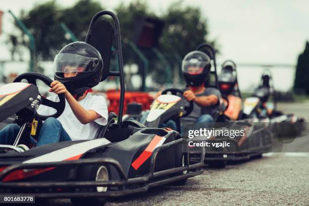 familie gokarts - family go karting stock-fotos und bilder