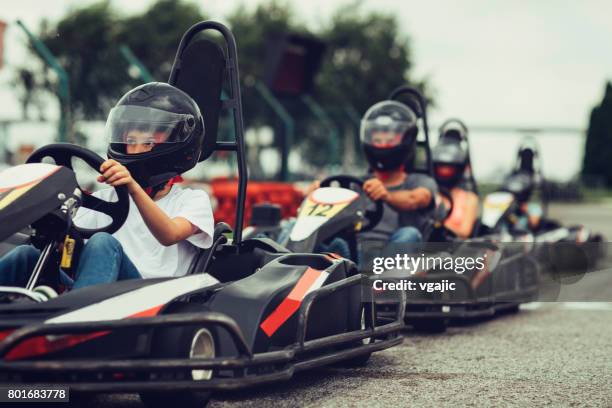 familie gokarts - go cart stock-fotos und bilder