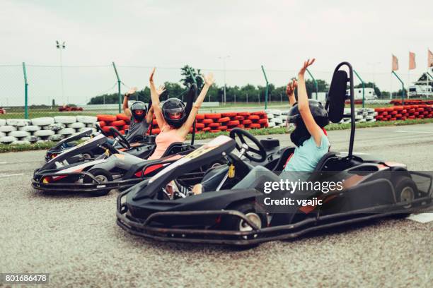 家族のゴーカー�ト - go karts ストックフォトと画像