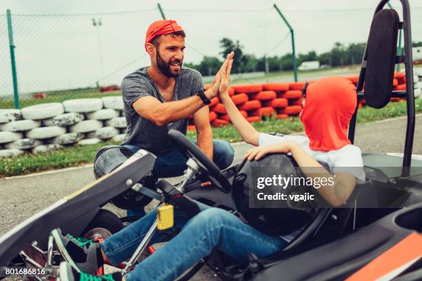 go-karts, pai e filho - corrida de cart - fotografias e filmes do acervo