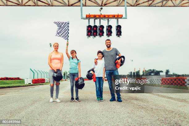 go-karts, família - corrida de cart - fotografias e filmes do acervo