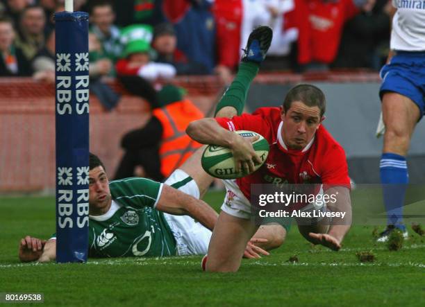 Shane Williams of Wales beats Robert Kearney of Ireland to dive over the line and score the first try during the RBS 6 Nations match between Ireland...