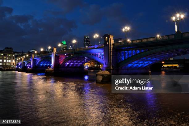 night at blackfriars bridge - adam lister stock pictures, royalty-free photos & images