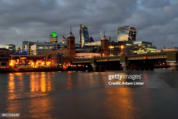 city of london at dusk - adam lister stockfoto's en -beelden