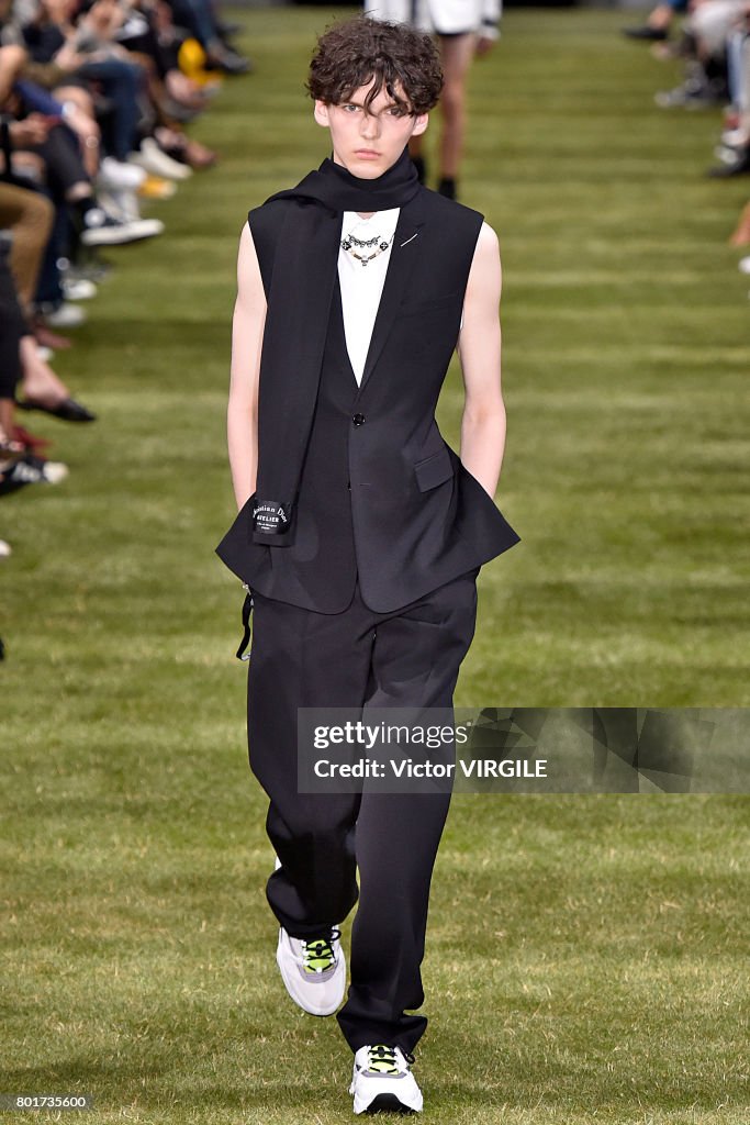 Dior Homme : Runway - Paris Fashion Week - Menswear Spring/Summer 2018