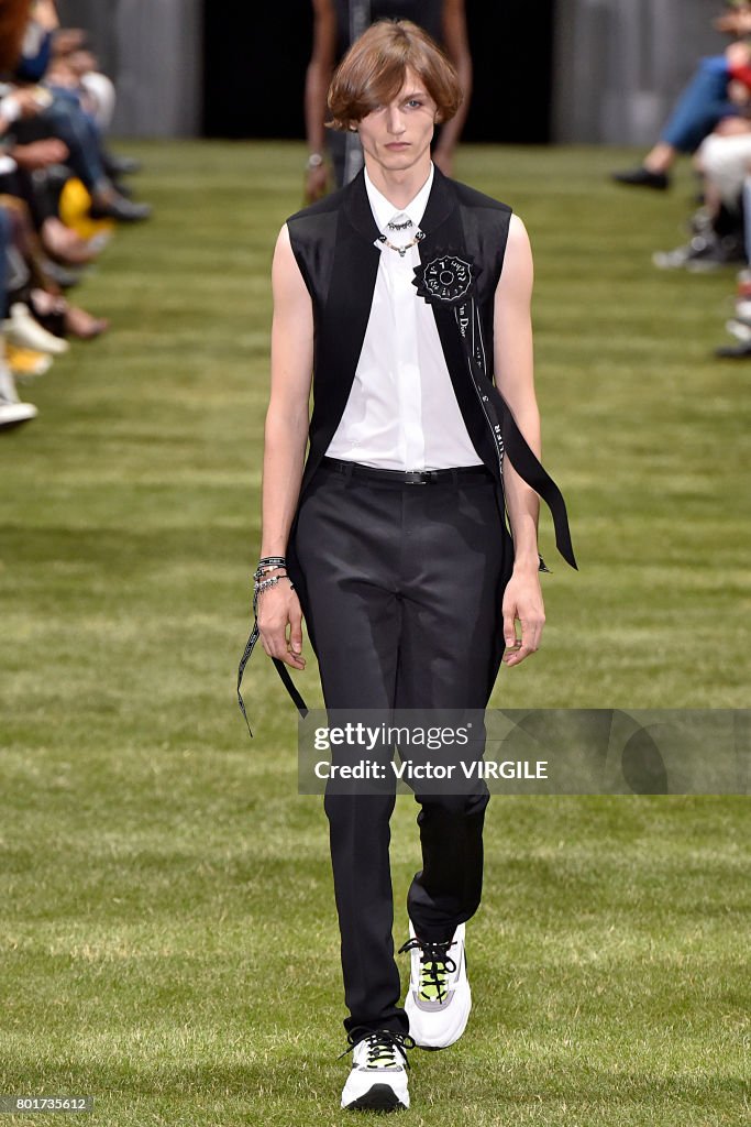 Dior Homme : Runway - Paris Fashion Week - Menswear Spring/Summer 2018