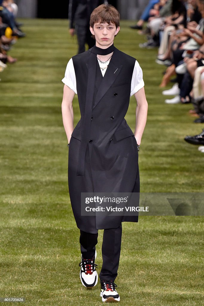 Dior Homme : Runway - Paris Fashion Week - Menswear Spring/Summer 2018