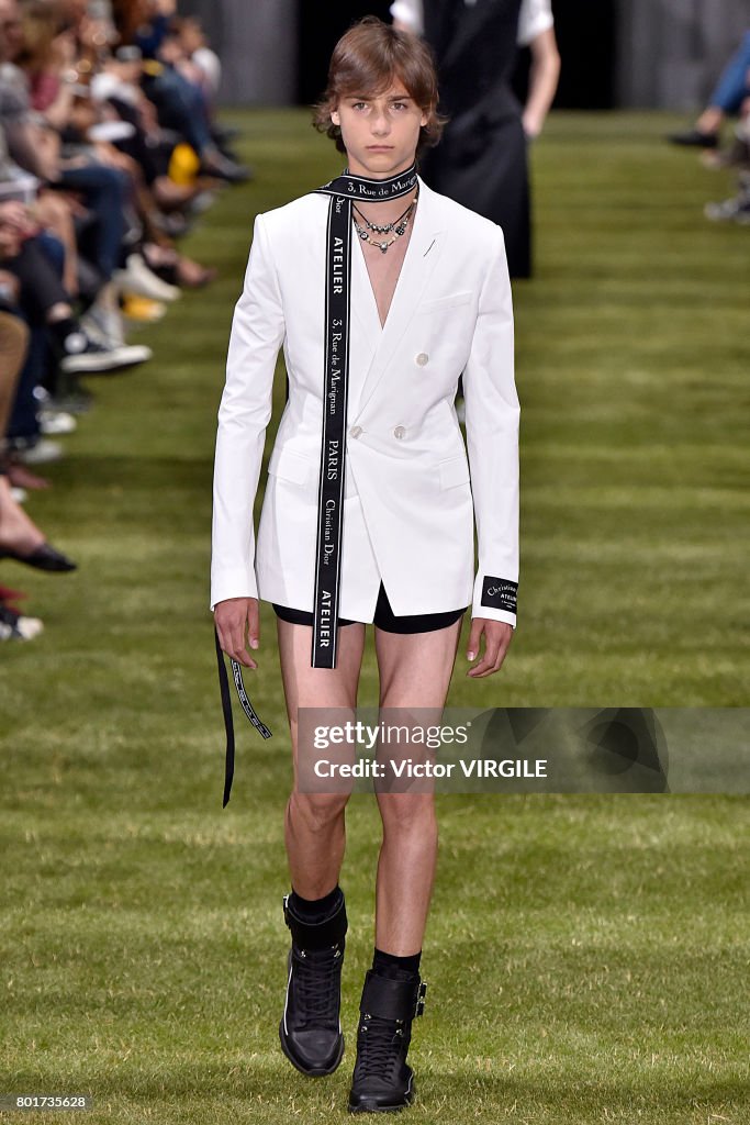 Dior Homme : Runway - Paris Fashion Week - Menswear Spring/Summer 2018