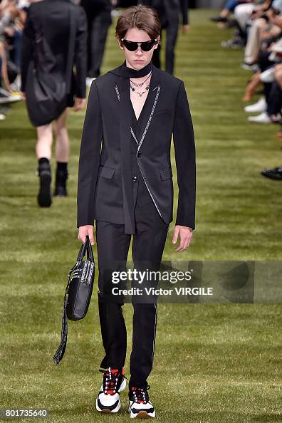 Dior Homme : Runway - Paris Fashion Week - Menswear Spring/Summer 2018 Dior Homme : Runway - Paris Fashion Week - Menswear Spring/Summer 2018