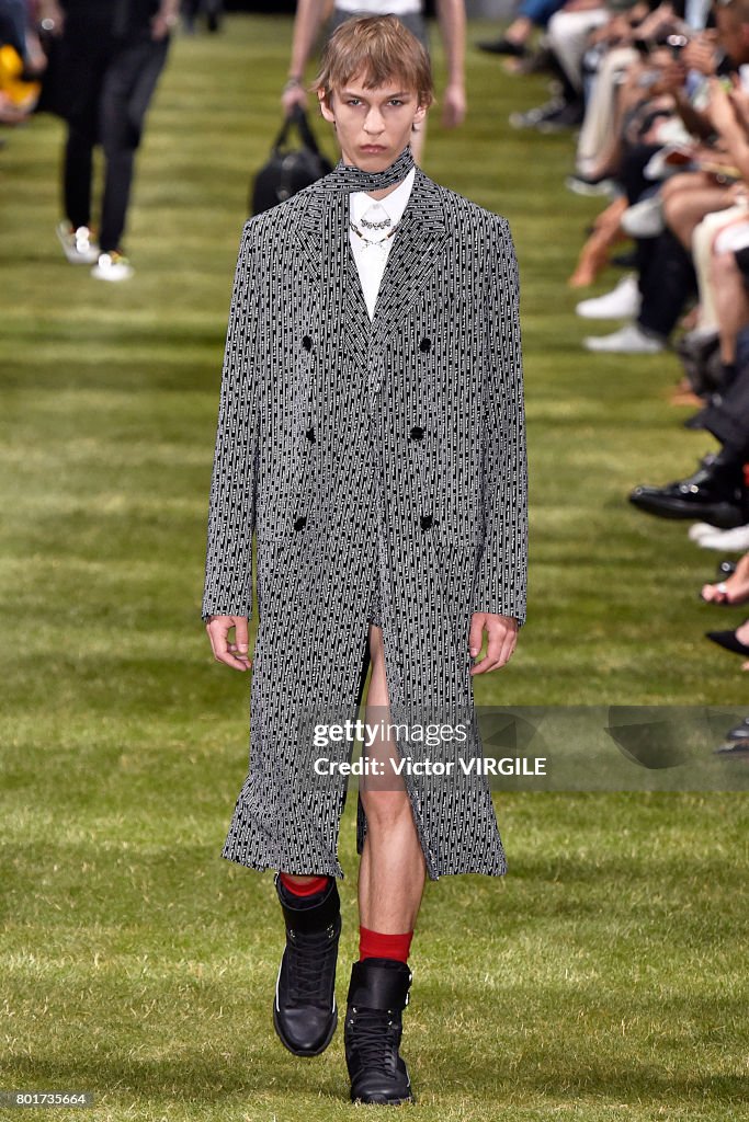 Dior Homme : Runway - Paris Fashion Week - Menswear Spring/Summer 2018