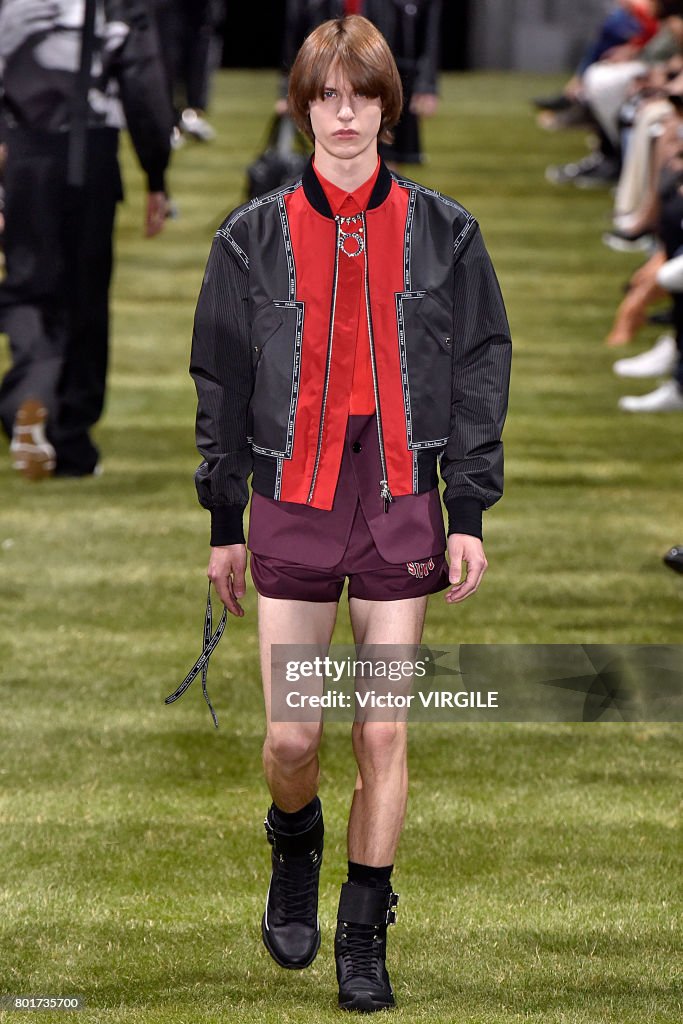 Dior Homme : Runway - Paris Fashion Week - Menswear Spring/Summer 2018