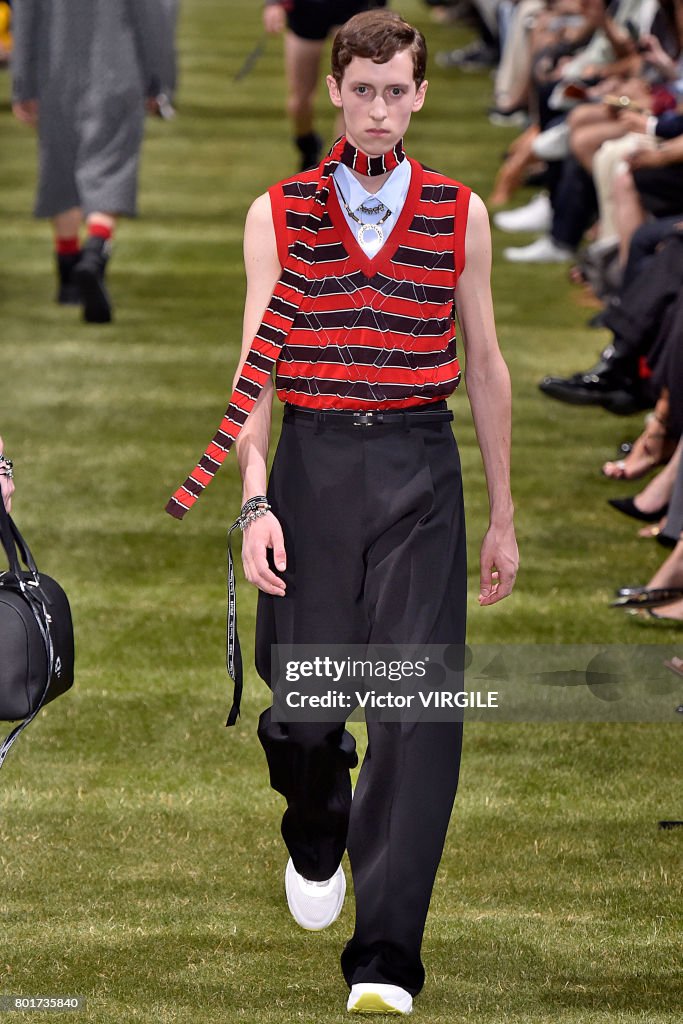 Dior Homme : Runway - Paris Fashion Week - Menswear Spring/Summer 2018