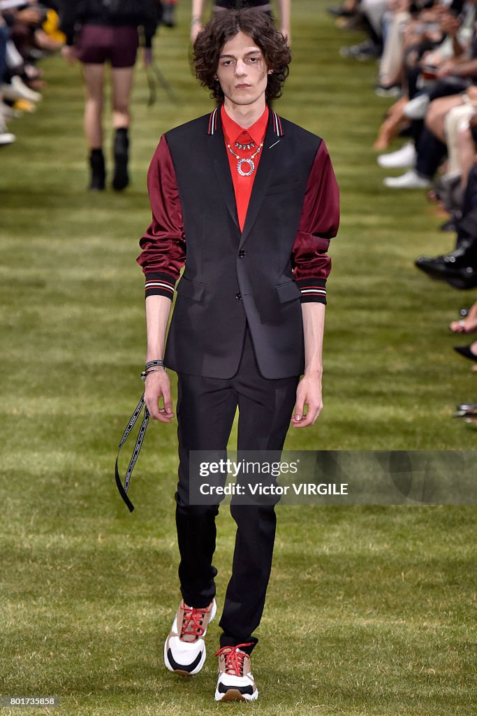 Dior Homme : Runway - Paris Fashion Week - Menswear Spring/Summer 2018