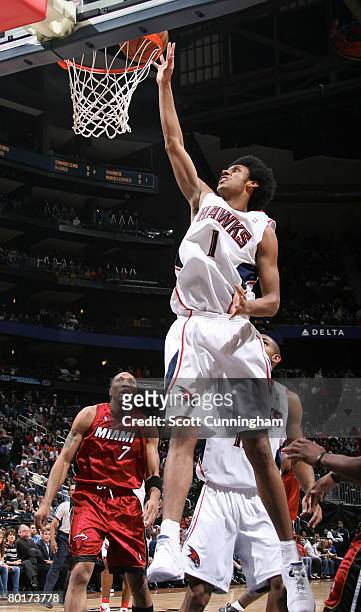 Josh Childress of the Atlanta Hawks dunks against the Miami Heat at Philips Arena March 8, 2008 in Atlanta, Georgia. NOTE TO USER: User expressly...