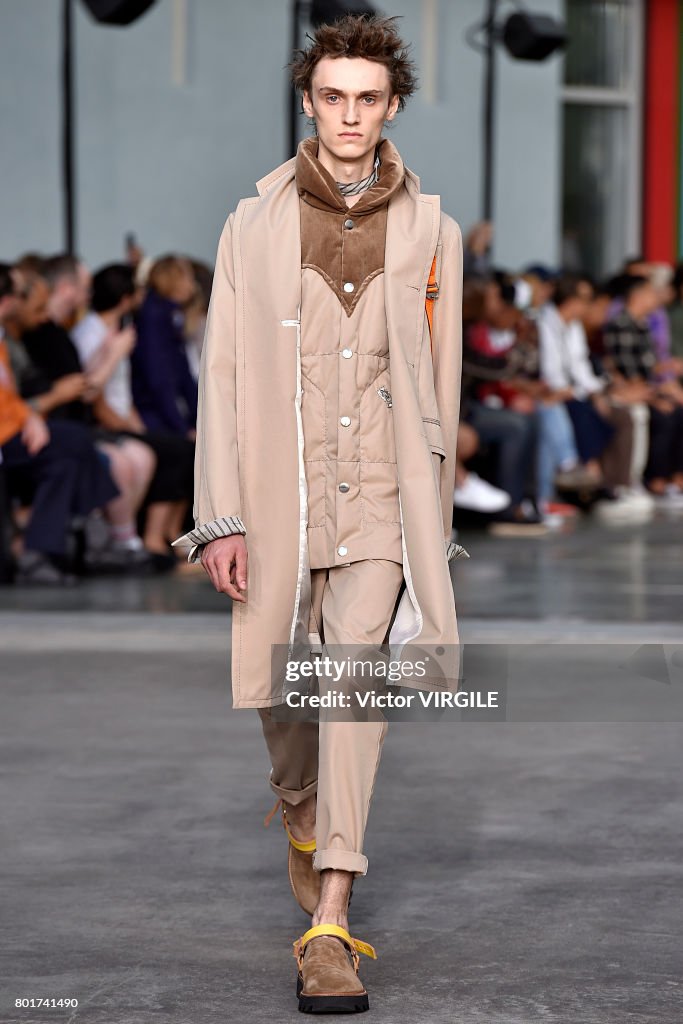 Sacai : Runway - Paris Fashion Week - Menswear Spring/Summer 2018