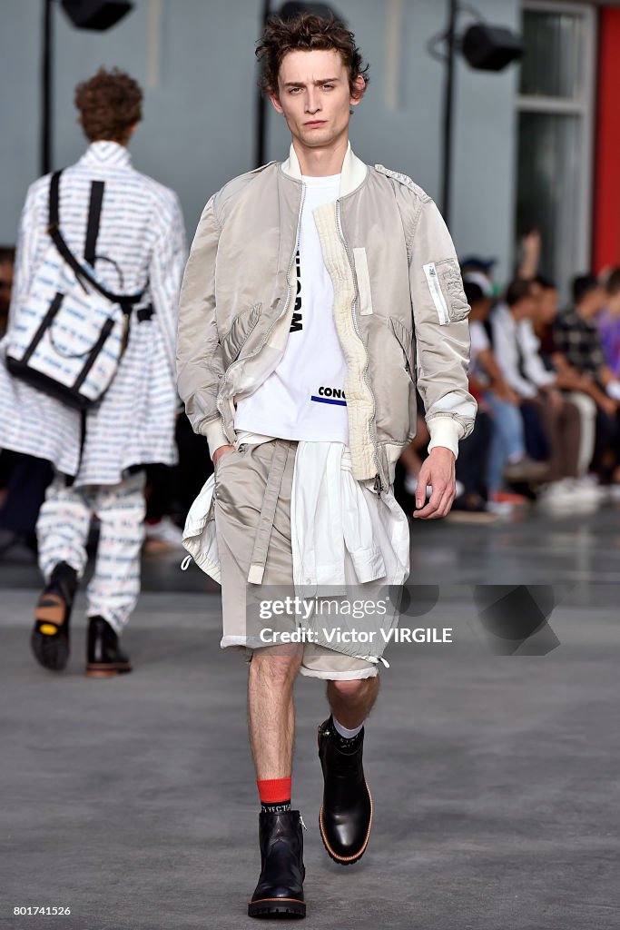 Sacai : Runway - Paris Fashion Week - Menswear Spring/Summer 2018