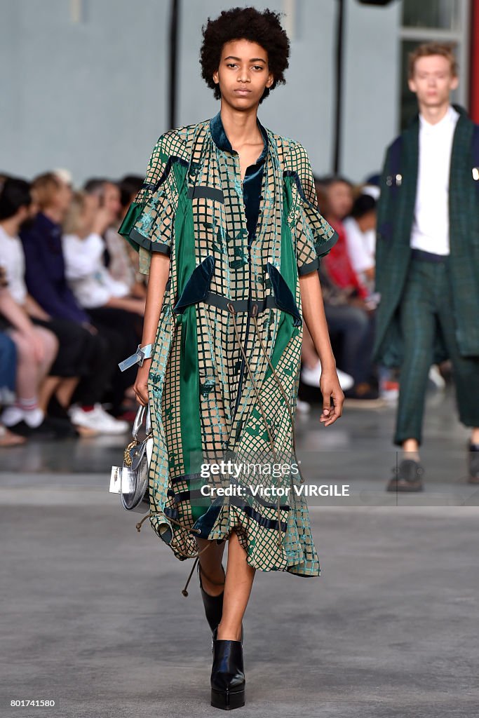 Sacai : Runway - Paris Fashion Week - Menswear Spring/Summer 2018