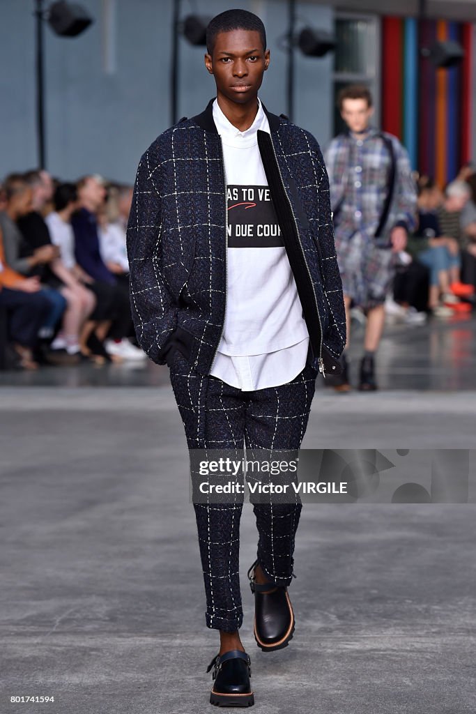 Sacai : Runway - Paris Fashion Week - Menswear Spring/Summer 2018