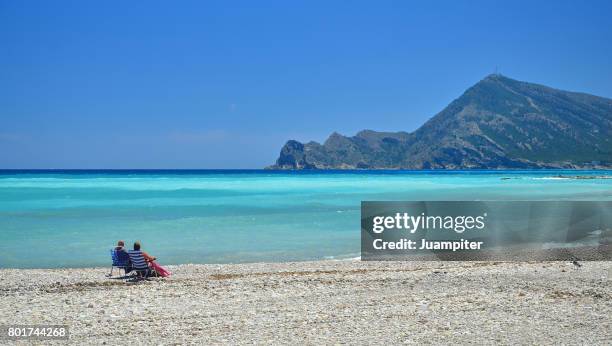 pareja en la playa de altea. alicante - juampiter fotografías e imágenes de stock