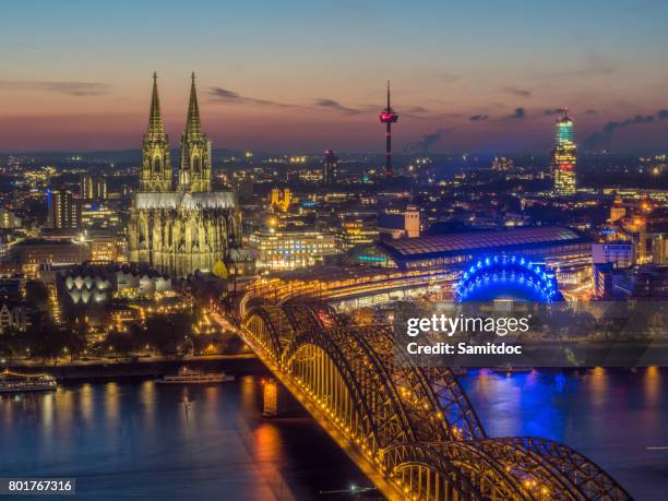 hohenzollernbrucke bridge and cathedral; cologne, germany illuminated at night - langzeitbelichtung fotografías e imágenes de stock