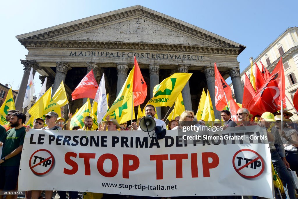 Anti-CETA Protests Held In Front Of The Pantheon