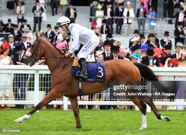 Elbereth ridden by Oisin Murphy goes to post for the Wolferton Handicap