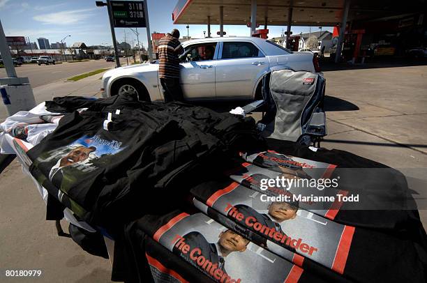 Supporter of Democratic presidential hopeful Sen. Barack Obama Moe Mac of Dallas, Texas, sells T-shirts on High Street while traveling the Obama...