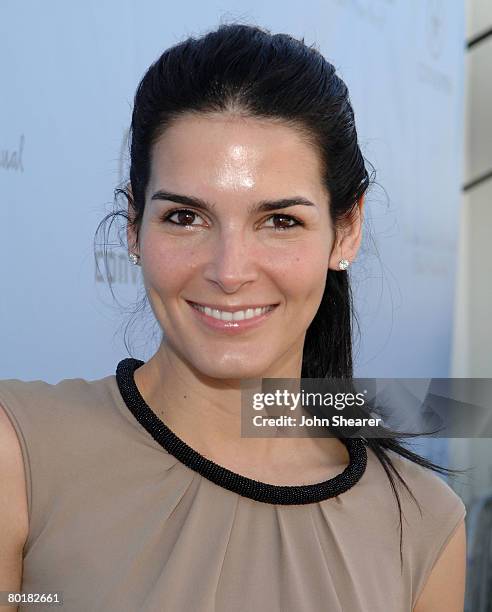 Actress Angie Harmon arrives to the John Varvatos 6th Annual Stuart House Benefit at the John Varvatos store on March 9, 2008 in West Hollywood,...