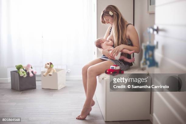 madre che allatta. vita domestica. - felicità stock-fotos und bilder