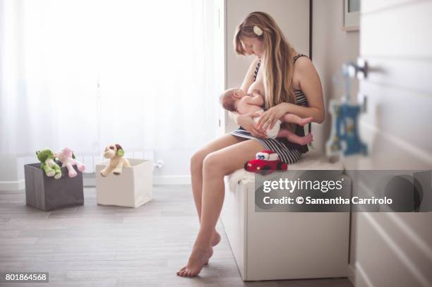 madre che allatta. vita domestica. - neonati maschi stockfoto's en -beelden