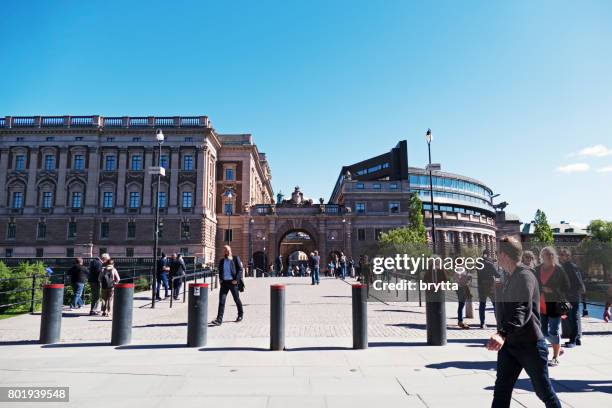 près de touristes dans le centre de stockholm, le riksgatan et le riksdagen ou le bâtiment du parlement - sveriges riksdag photos et images de collection