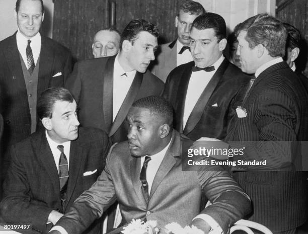 London gangsters the Kray twins, Reggie and Ronnie with American heavyweight boxer Sonny Liston , circa 1965.